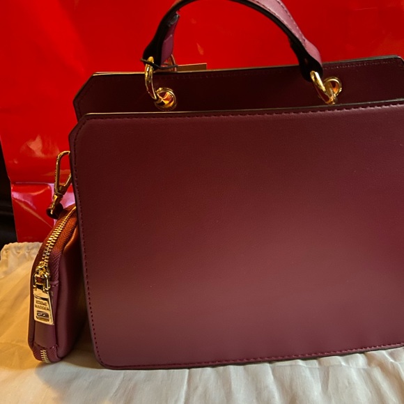 Steve Madden handbag/Crossbody bag, cranberry in color authentic - Picture 3 of 4